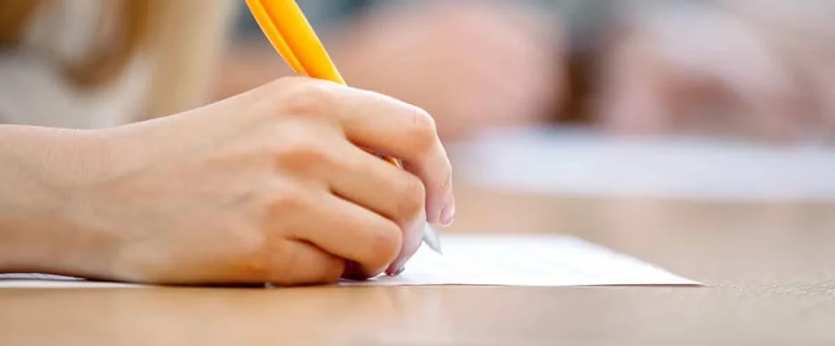 mano in primo piano che sta scrivendo con una penna 
