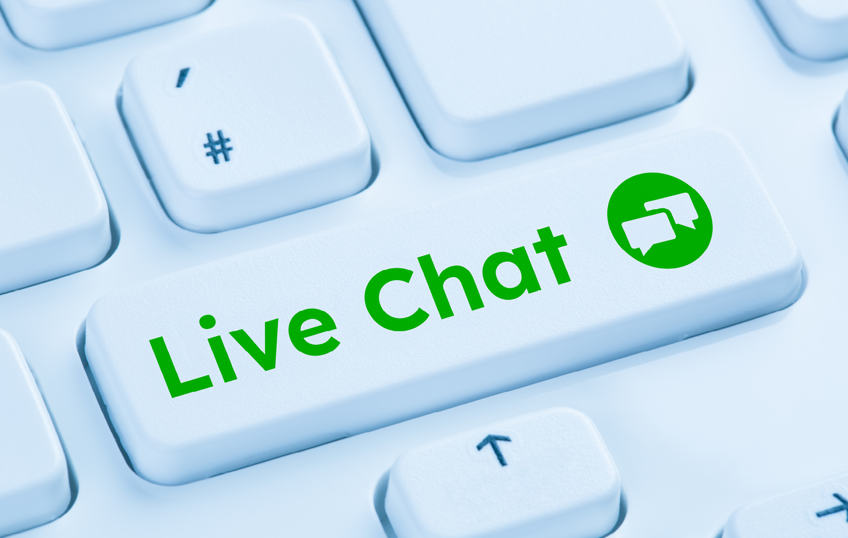 Primo piano di un tasto della tastiera con la scritta 'Live Chat' per l'assistenza online.