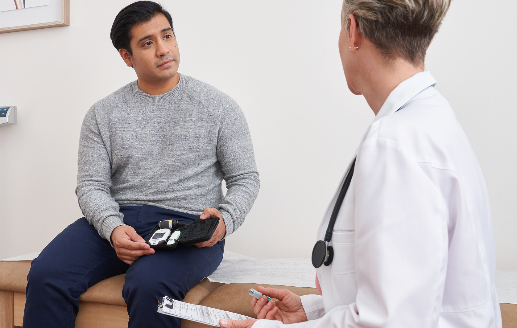 Consulenza del paziente con un professionista sanitario sugli strumenti per la gestione del diabete.
