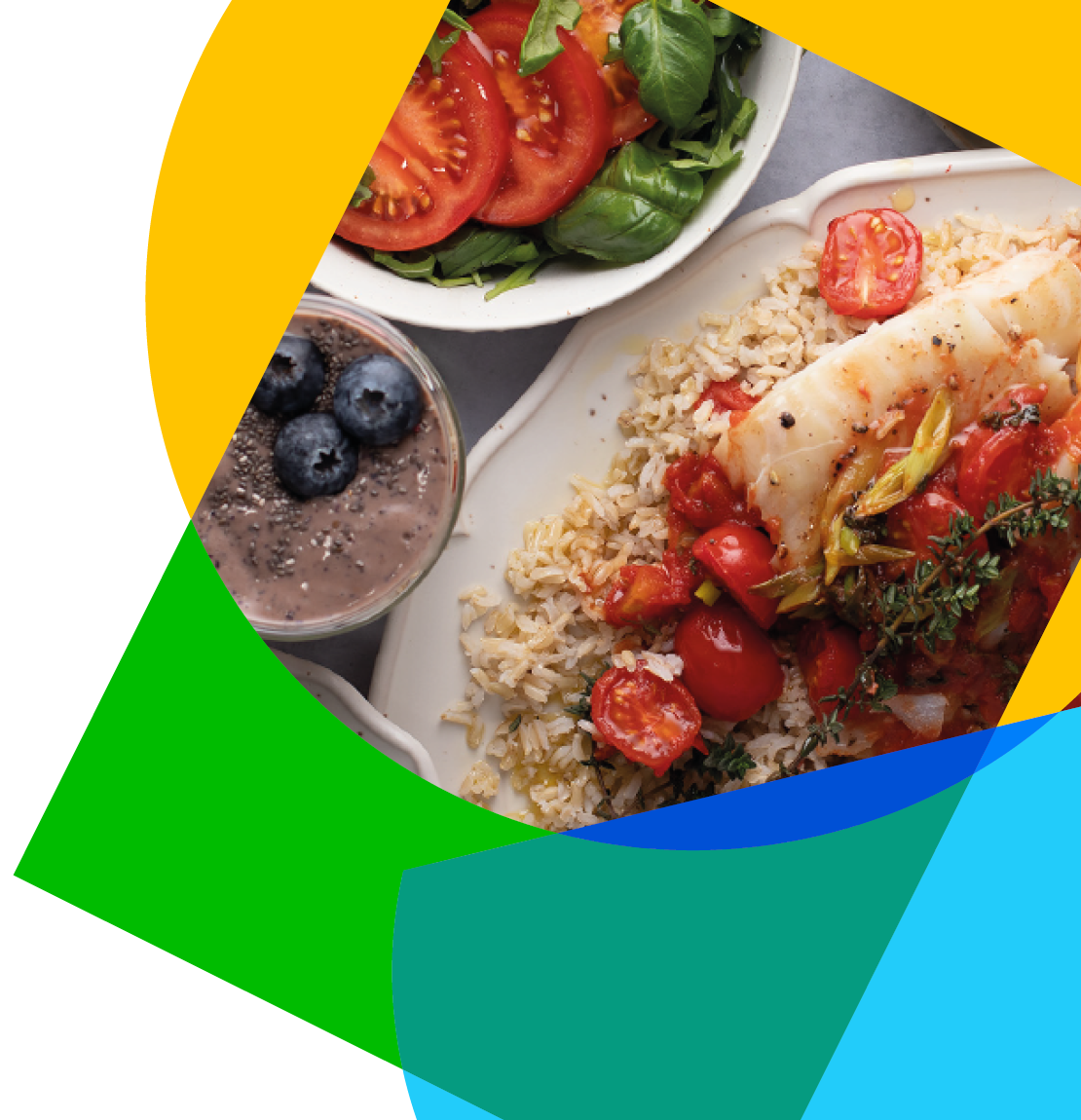 Piatto con riso, pesce, pomodori, insalata e frullato ai mirtilli.