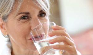 Donna che beve un bicchiere di acqua 