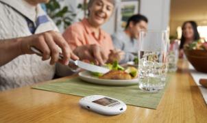 Persone che mangiano insieme allo stesso tavolo 