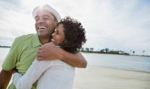 Un uomo e una donna si abbracciano e sorridono 