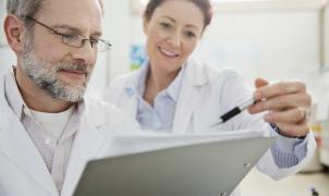 Operatori sanitari che analizzano referti medici 