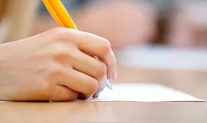 mano in primo piano che sta scrivendo con una penna 